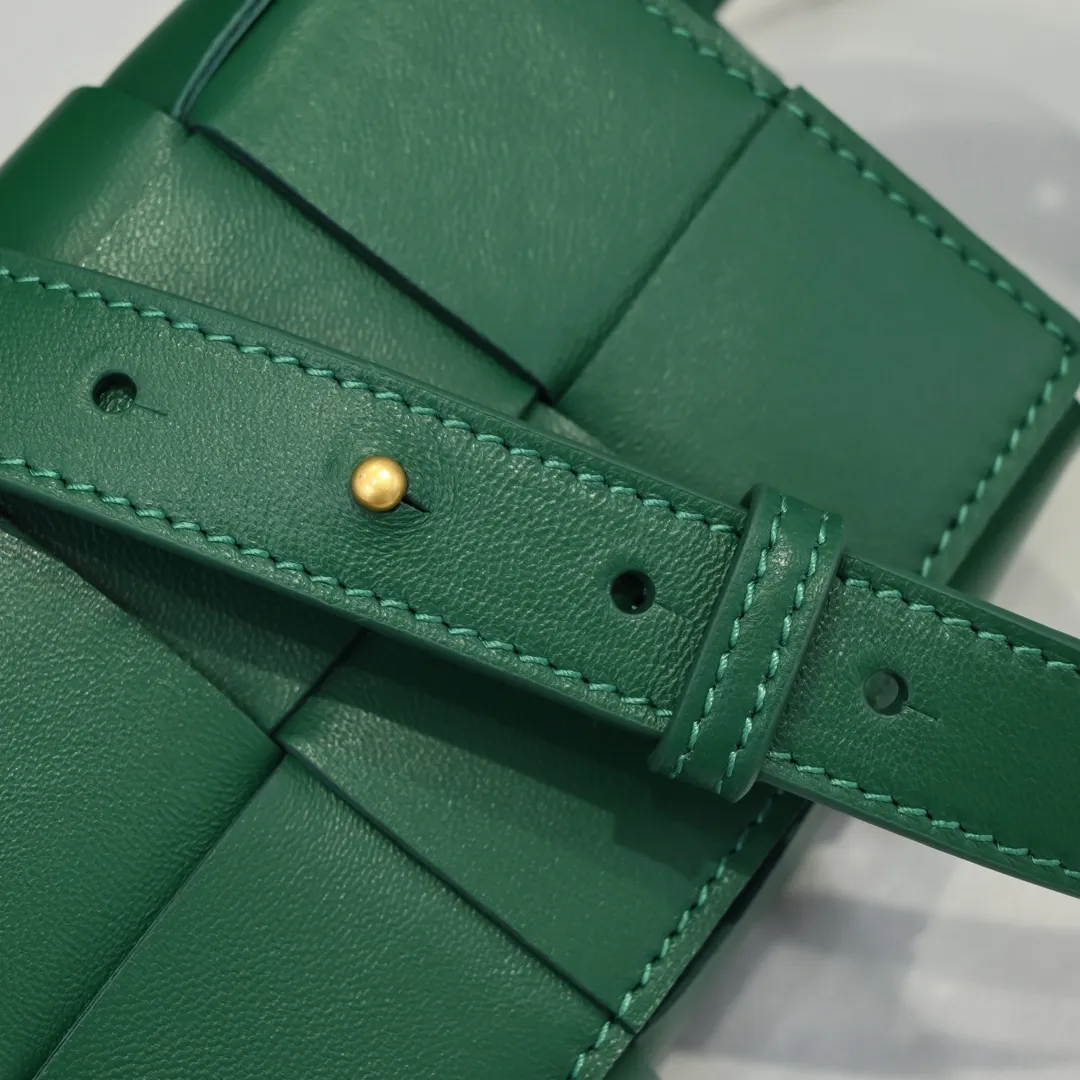 #𝐓𝐇𝐄 𝐁𝐄𝐋𝐓 𝐂𝐀𝐒𝐒𝐄𝐓𝐓𝐄 Checkered waist bag🔻 The hot cassette has a new style. The lambskin material is very light and has the same high-grade touch as always. It can be used as a handbag, waist bag, crossbody, or shoulder bag. Small and exquisite but very easy to use, it is stress-free to install iPhone plus, 💄lipstick 🕶️sunglasses! It continues the square shape of the cassette bag and does not deform after loading. It has a very concave shape! 【6815#】 Size: 17.5*9.5*5cm